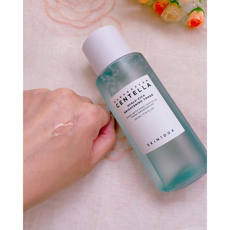 تونر روشن کننده و آبرسان ماداگاسکار سنتلا Madagascar Centella برند اسکین ۱۰۰۴ Skin 1004 مدل هیالو سیکا Hyalo-Cica حجم ۲۱۰ میل